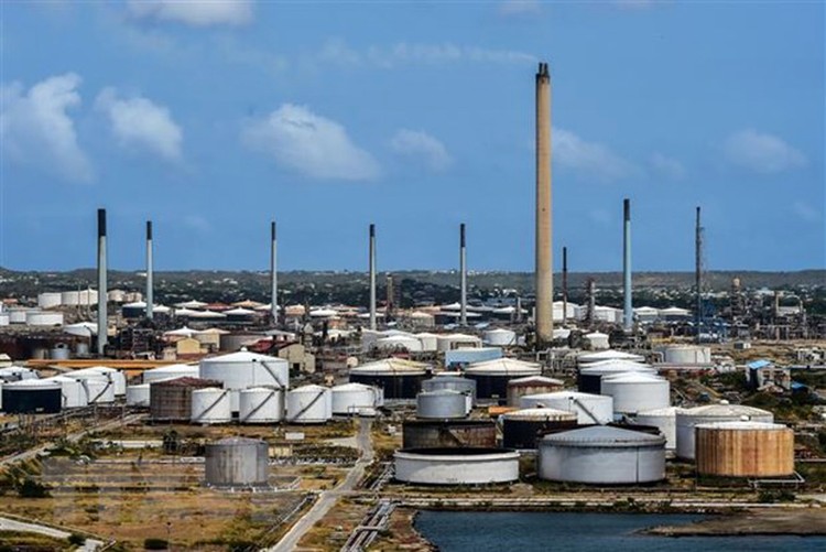 Nhà máy lọc dầu Isla ở Curacao, Venezuela. Ảnh: AFP/TTXVN