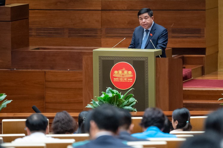 ộ trưởng Bộ Kế hoạch và Đầu tư Nguyễn Chí Dũng, thừa ủy quyền của Thủ tướng Chính phủ trình bày Báo cáo đánh giá giữa nhiệm kỳ thực hiện Kế hoạch đầu tư công trung hạn giai đoạn 2021 – 2025. Ảnh: Quốc hội