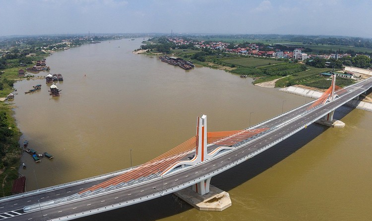 Cầu Vĩnh Phú qua Sông Lô kết nối tỉnh Vĩnh Phúc và Phú Thọ là công trình giao thông hoàn thành giải ngân 100% năm 2023. Ản: Internet