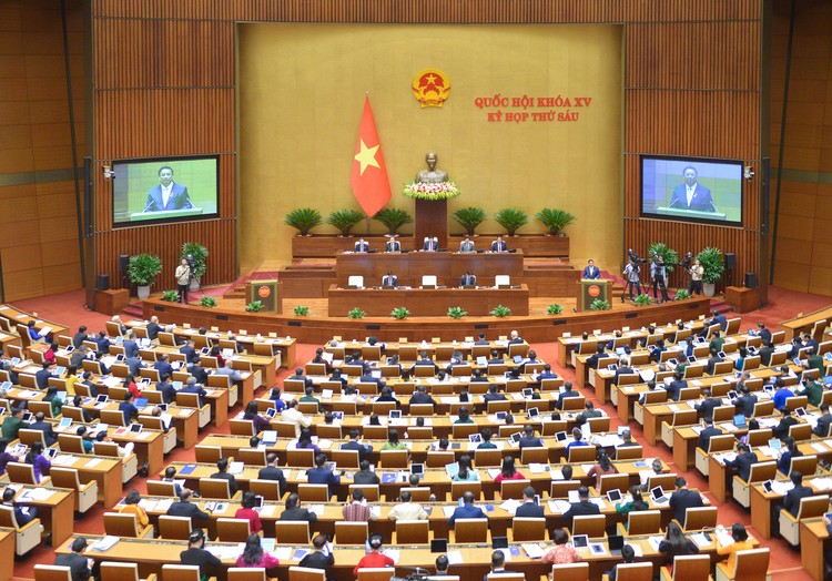 Thủ tướng Chính phủ Phạm Minh Chính trình bày Báo cáo kết quả thực hiện kế hoạch phát triển kinh tế - xã hội năm 2023; dự kiến kế hoạch phát triển kinh tế - xã hội năm 2024. Ảnh: Quốc hội