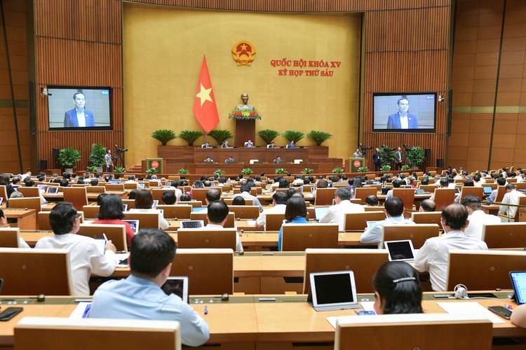 Ngày 31/10, Quốc hội thảo luận ở hội trường đánh giá kết quả thực hiện kế hoạch phát triển kinh tế xã hội