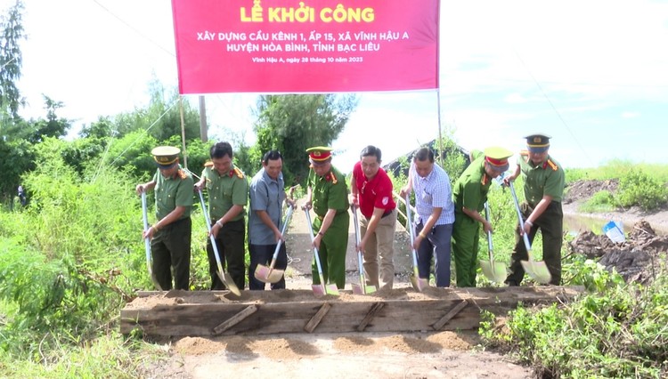 Đại diện Phòng An ninh kinh tế công an tỉnh Bạc Liêu và đại diện TNG Holdings Vietnam thực hiện nghi thức khởi công cầu dân sinh Kênh 1