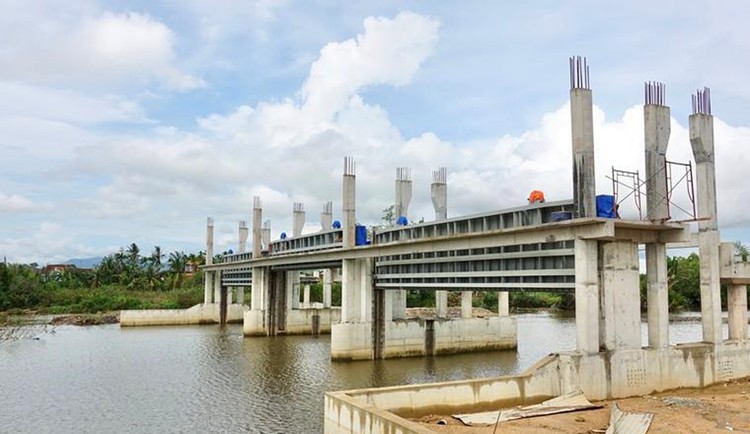 Dự án Đầu tư xây dựng công trình Đập ngăn mặn Bình Nguyên và Bình Phước vừa được thời gian hoàn thành sang năm 2024. Ảnh: Báo Quảng Ngãi