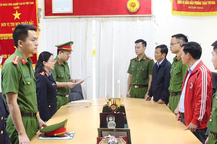 Cơ quan Cảnh sát điều tra Công an tỉnh Sơn La thi hành Quyết định và Lệnh khởi tố đối với Trương Minh Tuấn (áo đen bên phải)