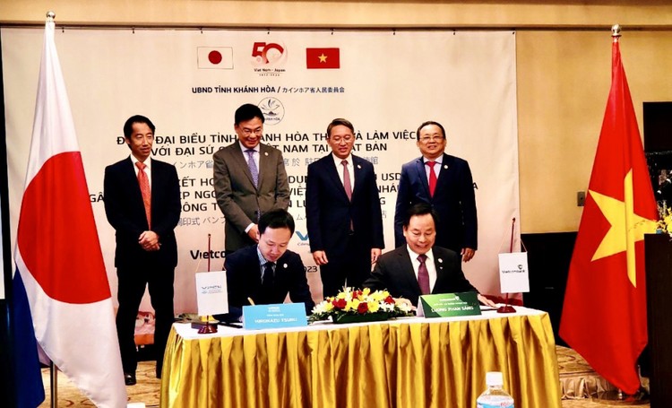 Lễ ký kết hợp đồng tín dụng của Vietcombank Khánh Hòa và Công ty TNHH Điện lực Vân Phong.