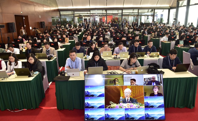 Hàng trăm phóng viên, biên tập viên, kỹ thuật viên trong nước và nước ngoài đưa tin về Đại hội Đảng lần thứ XIII . Ảnh VGP