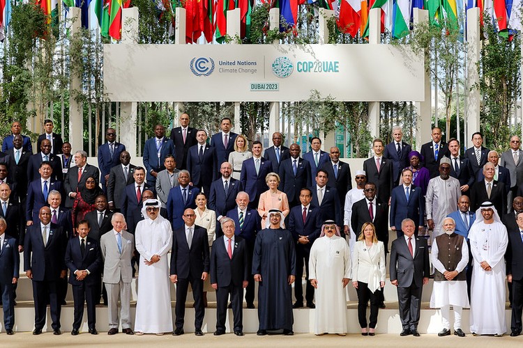 Thủ tướng Phạm Minh Chính và đại diện các nước tham dự Hội nghị COP28 - Ảnh: VGP