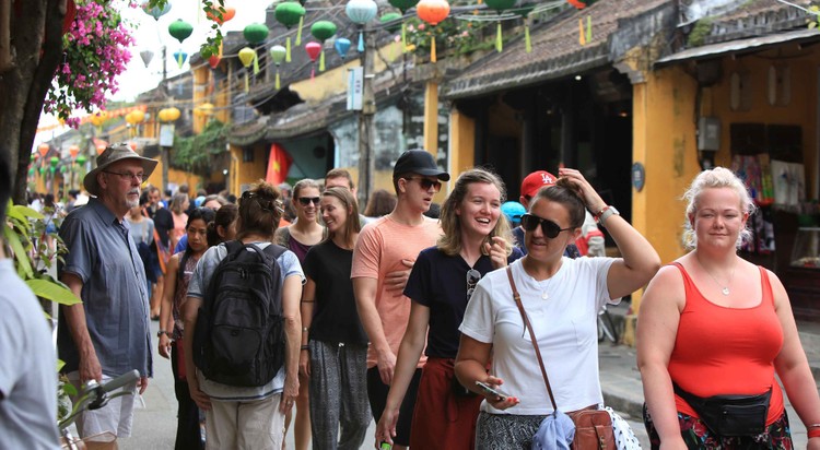Trong 11 tháng của năm nay, khách quốc tế đến Việt Nam ước đạt trên 11,2 triệu lượt 