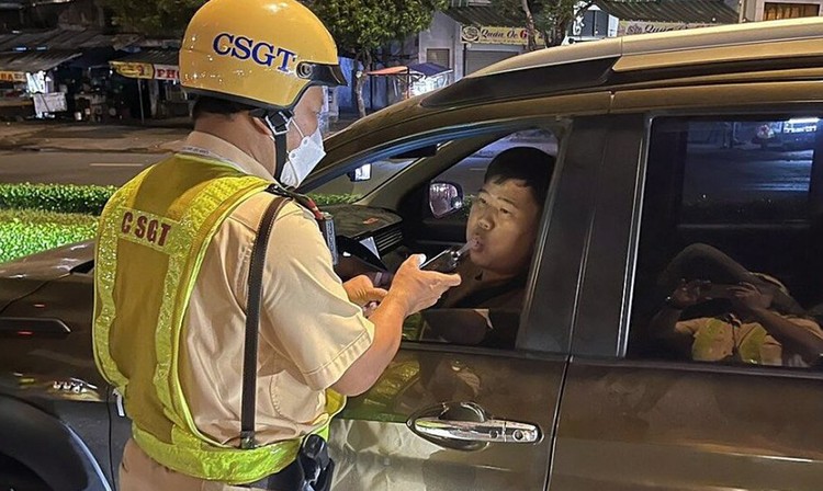 CSGT kiểm tra nồng độ cồn tài xế trên xa lộ Hà Nội