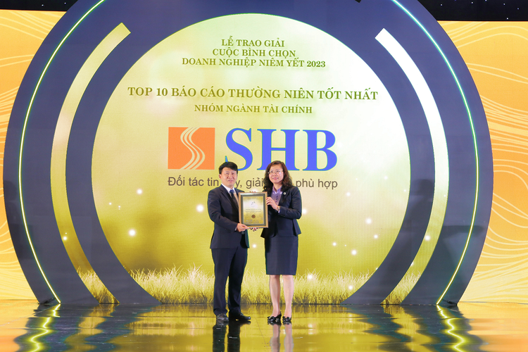 Ông Lê Đăng Khoa - Phó Tổng Giám đốc SHB đại diện ngân hàng nhận giải thưởng Top 10 Báo cáo thường niên tốt nhất