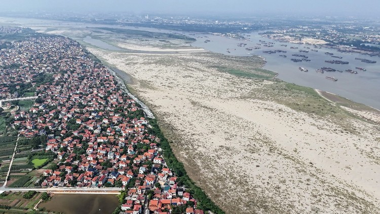 Mỏ cát Châu Sơn nằm sát sông Hồng và gần khu dân cư