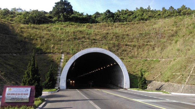 Theo kế hoạch, việc đầu tư mở rộng hầm Đèo Ngang và 3 công trình cầu trên quốc lộ 1 sẽ cơ bản hoàn thành vào năm 2025.