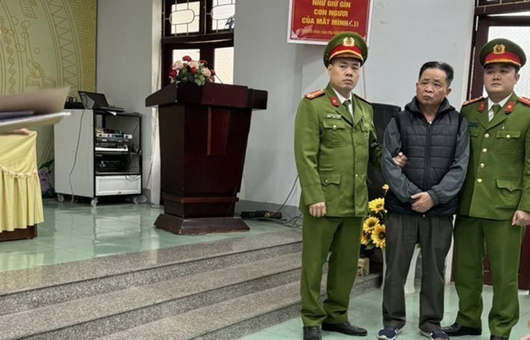 Cơ quan Cảnh sát điều tra Công an tỉnh Hà Giang thi hành lệnh bắt tạm giam đối với bị can Vũ Văn Sử