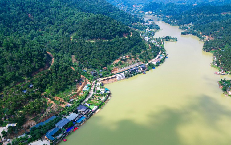 Khu vực hồ Đồng Đò, xã Minh Trí, Sóc Sơn tồn tại một số công trình vi phạm chưa bị xử lý