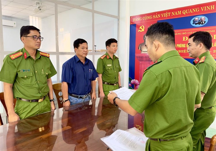 Cơ quan Cảnh sát điều tra Công an tỉnh Bạc Liêu tống đạt quyết định và lệnh đối với Ngô Văn Hà