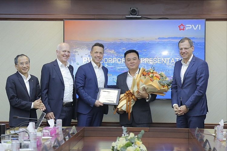 Ông Nguyễn Xuân Hòa - PCT TT HĐQTTGĐ PVI Holdings nhận vinh danh cho thành tích của toàn hệ thống PVI hoàn thành vựot mức kế hoạch năm 2023 từ lãnh đạo Tập đoàn Talanx và HDI Global SE