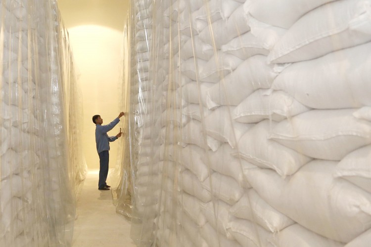 Hơn 7.000 tấn gạo hỗ trợ nhân dân dịp Tết Nguyên đán Giáp Thìn và giáp hạt năm 2024 được xuất cấp từ nguồn dự trữ quốc gia