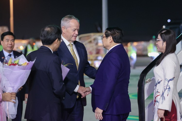 Thủ tướng Chính phủ Phạm Minh Chính và Phu nhân Lê Thị Bích Trân cùng đoàn đại biểu cấp cao Việt Nam tới sân bay Melbourne, bang Victoria, Australia - Ảnh: VGP