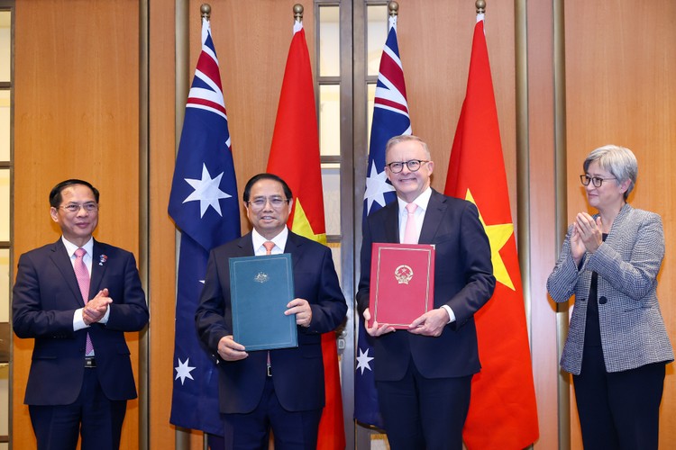 Thủ tướng Phạm Minh Chính và Thủ tướng Australia Anthony Albanese trao đổi tuyên bố về việc nâng cấp quan hệ hai nước lên Đối tác Chiến lược toàn diện - Ảnh: VGP