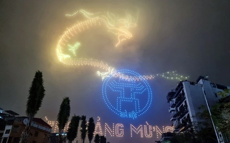 Màn trình diễn ánh sáng nghệ thuật bằng drone chào Xuân mới trên bầu trời Hà Nội, tại khu vực ngã ba Văn Cao, quận Tây Hồ đêm 9/2/2024.