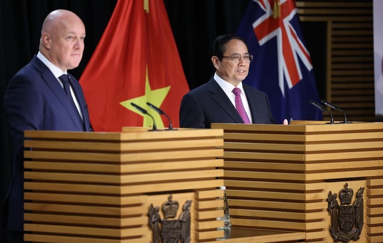 Thủ tướng Phạm Minh Chính và Thủ tướng New Zealand Christopher Luxon gặp gỡ báo chí. Ảnh: TTXVN