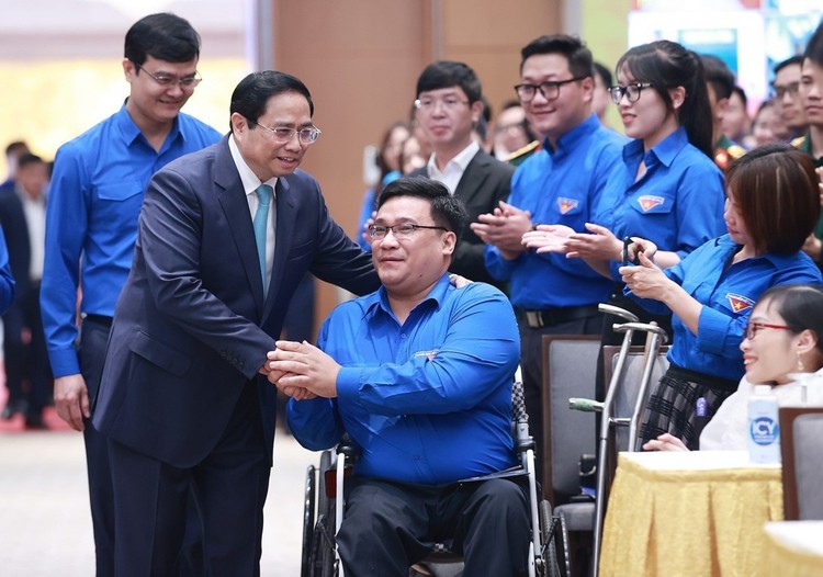 Thủ tướng Phạm Minh Chính với đại diện thanh niên có hoàn cảnh đặc biệt. Ảnh: TTXVN