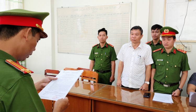 Công an thực hiện lệnh khởi tố bị can và lệnh bắt bị can để tạm giam đối với Nguyễn Văn Du