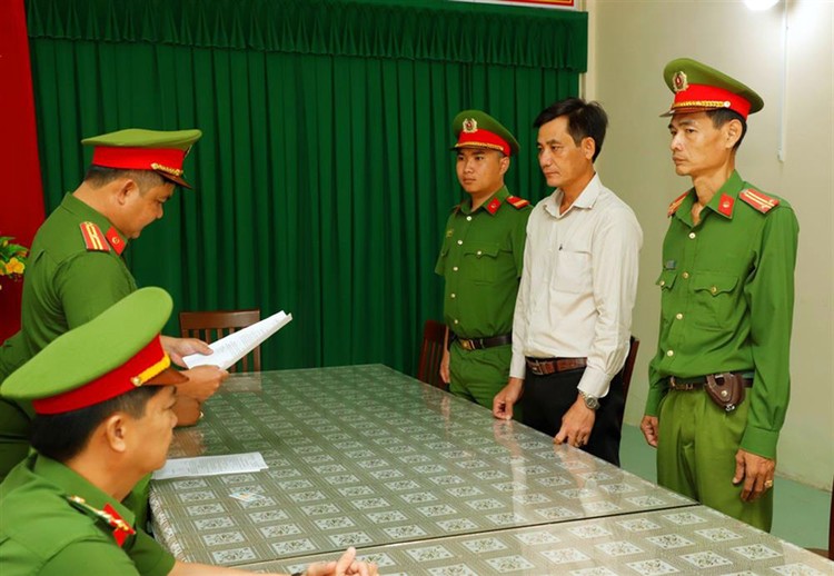 Cơ quan Cảnh sát điều tra Công an tỉnh Hậu Giang thực hiện lệnh bắt tạm giam đối với Phan Việt Đức.