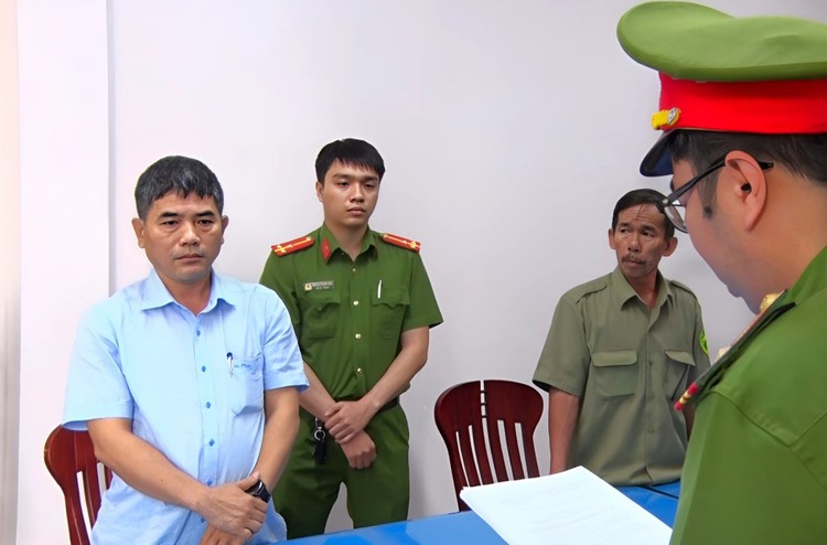 Công an đọc lệnh bắt ông Nguyễn Phạm Trọng Nghĩa (ngoài cùng bên trái). Ảnh: Công an Quảng Ngãi.