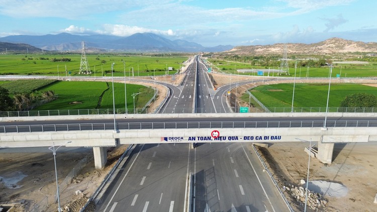 Từ sáng 26/4 tới đây, tuyến cao tốc Cam Lâm - Vĩnh Hảo chính thức cho xe lưu thông trên tuyến.