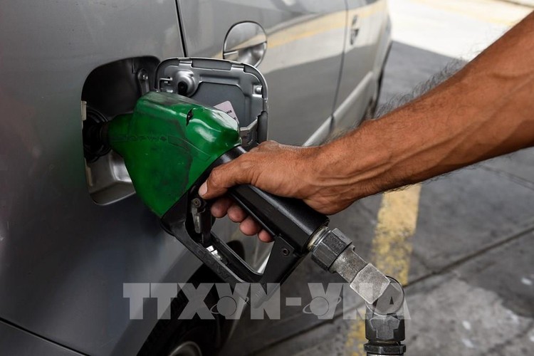 Giá dầu thế giới tăng khoảng 1 USD mỗi thùng trong phiên giao dịch 29/6. Ảnh: TTXVN phát