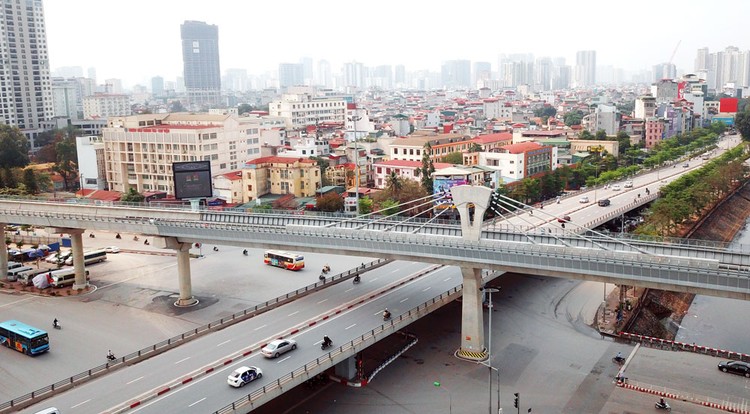Dự án Đường sắt đô thị Nhổn - ga Hà Nội có chiều dài 12,5 km, dự kiến vận hành trước đoạn trên cao vào tháng 4/2021, vận hành toàn tuyến vào cuối năm 2022. Ảnh: Lê Tiên