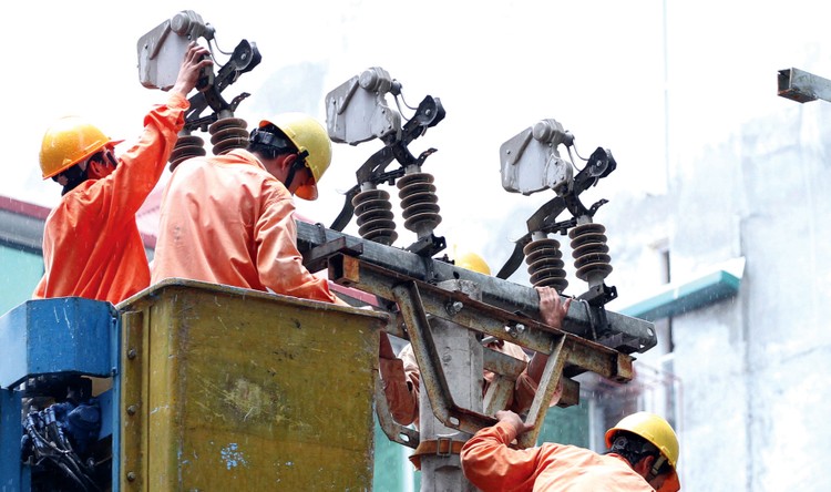 Dự án Cấp điện nông thôn từ lưới điện quốc gia tỉnh Quảng Trị,
giai đoạn 2014 - 2020 có tổng mức đầu tư là 148 tỷ đồng. Ảnh: Lê Tiên