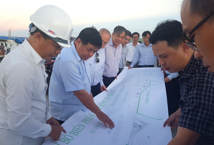 Bộ trưởng Bộ KH&ĐT Nguyễn Chí Dũng thị sát dự án tại Phú Yên Ảnh: Cao Dung