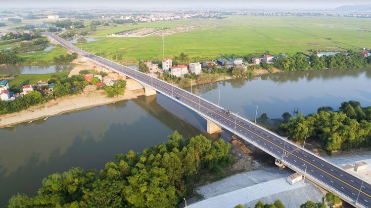 Dự án Xây dựng cầu Đồng Sơn và đường dẫn lên cầu có tổng mức
đầu tư 1.163 tỷ đồng, tổng chiều dài 10,62 km. Ảnh: St