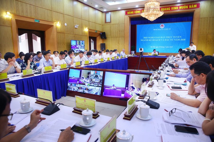 Bộ trưởng Bộ KH&ĐT Nguyễn Chí Dũng chủ trì Giao ban trực tuyến ngành Kế hoạch và Đầu tư năm 2020. Ảnh: Lê Tiên