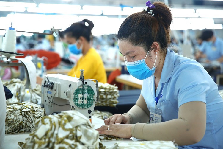 Kim ngạch xuất khẩu dệt may của Việt Nam trong 6 tháng đầu
năm 2020 ước đạt 12,8 tỷ USD, giảm 15,5% so với cùng kỳ năm ngoái. Ảnh: Lê Tiên