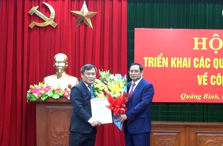 Ông Phạm Minh Chính - Ủy viên Bộ Chính trị, Bí thư Trung ương Đảng, Trưởng Ban Tổ chức Trung ương trao quyết định của Bộ Chính trị cho ông Vũ Đại Thắng.