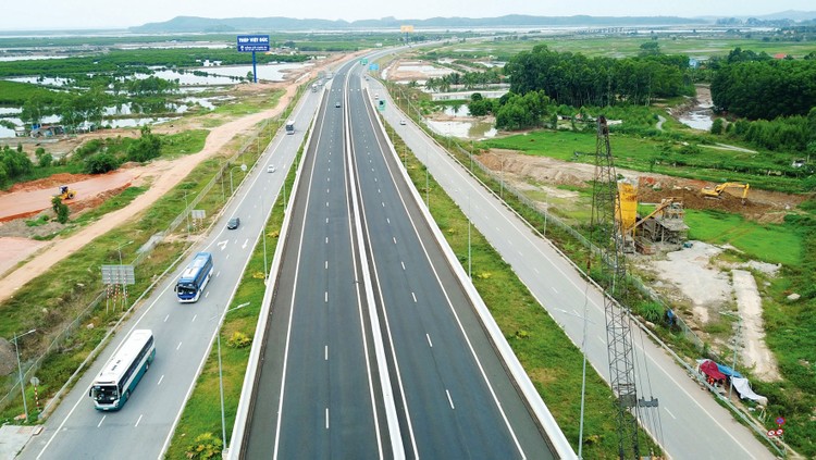 Sau khi tách thành 2 dự án độc lập, tổng mức đầu tư dự kiến
của tuyến cao tốc Vân Đồn - Móng Cái đã tăng từ 11.195 tỷ đồng lên 12.699 tỷ đồng.
Ảnh: Lê Tiên