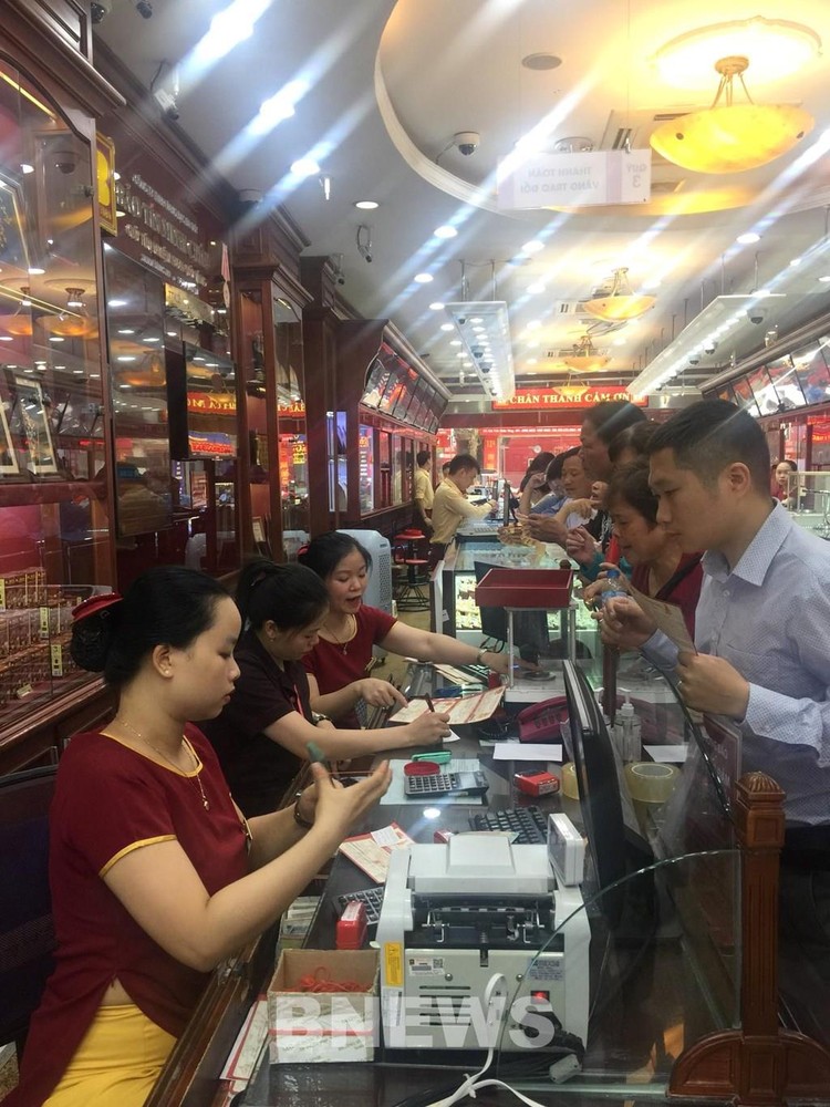Khách xếp hàng giao dịch vàng tại Bảo Tín Minh Châu. Ảnh: Đỗ Huyền/BNEWS/TTXVN