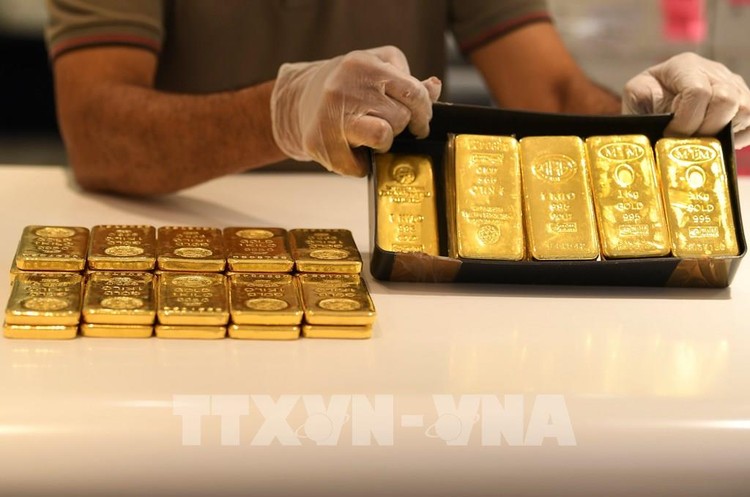 Trong ảnh: Vàng miếng được bày bán tại một cửa hàng ở Dubai, Các tiểu vương quốc Arab thống nhất (UAE). Ảnh: AFP/TTXVN