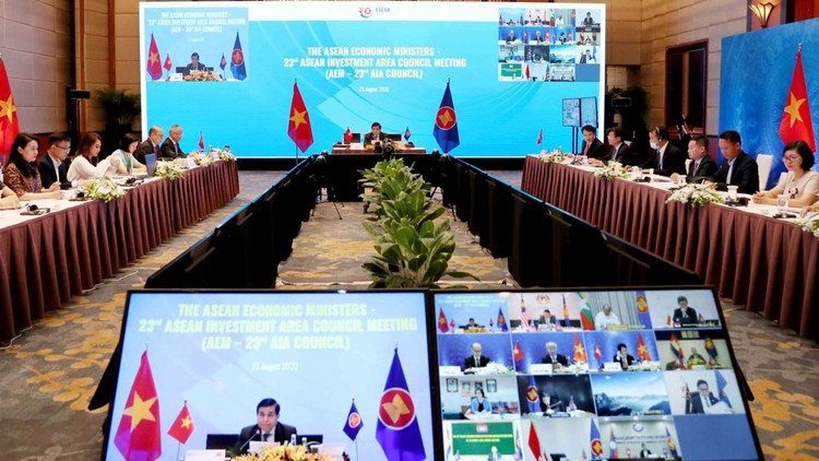 Hội nghị Bộ trưởng Kinh tế - Hội đồng Đầu tư ASEAN lần thứ 23 (AEM-AIA23) diễn ra dưới sự chủ trì của Bộ trưởng Bộ Kế hoạch và Đầu tư Nguyễn Chí Dũng. Ảnh: Trương Gia