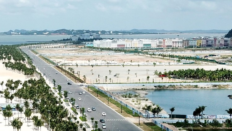 Quảng Ninh sẽ đấu giá quyền sử dụng đất, quyền thuê đất có diện tích 322.364,4m2 để thực hiện Dự án Khu di lịch, dịch vụ và đô thị ven biển (khu A) tại phường Quang Hanh, TP. Cẩm Phả. Ảnh minh họa: Hồng Thái