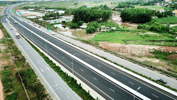 Bộ trưởng Nguyễn Chí Dũng khẳng định Bộ KH&ĐT sẽ đồng hành cùng Bộ GTVT, tính toán các giải pháp huy động nguồn lực để “làm cho bằng được” tuyến đường bộ cao tốc Bắc – Nam. Ảnh: Song Lê