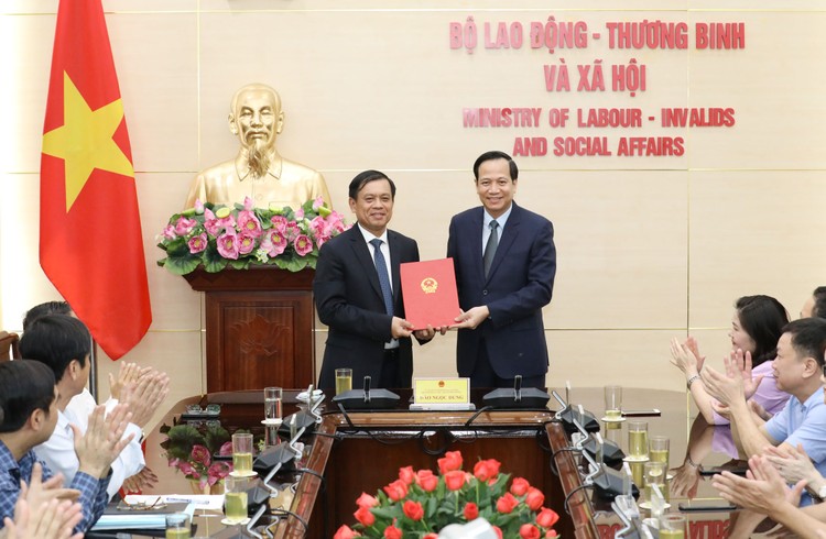 Bộ trưởng Đào Ngọc Dung trao quyết định cho tân Thứ trưởng Nguyễn Bá Hoan.