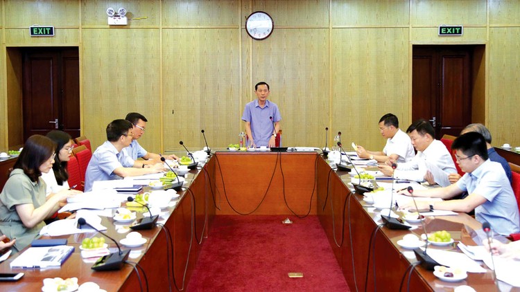 Thứ trưởng Bộ Kế hoạch và Đầu tư Võ Thành Thống chủ trì cuộc họp Ban soạn thảo hai Nghị định hướng dẫn Luật PPP. Ảnh: Minh Trang