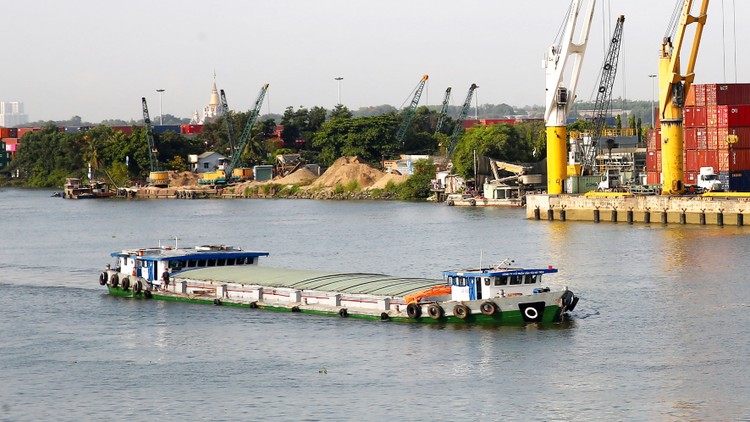 Thủ tướng yêu cầu đẩy mạnh phát triển hệ thống cảng cạn, trong đó ưu tiên đầu tư các cảng cạn kết nối với đường thủy nội địa. Ảnh: Lê Tiên