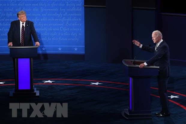 Tổng thống Mỹ Donald Trump (trái) và ứng viên Tổng thống đảng Dân chủ Joe Biden (phải) tại cuộc tranh luận trực tiếp đầu tiên ở Cleveland, bang Ohio ngày 29/9/2020. (Ảnh: AFP/TTXVN)