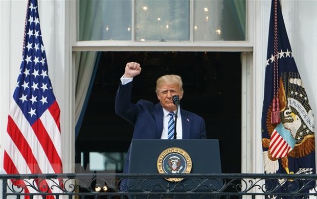 Tổng thống Mỹ Donald Trump phát biểu trước những người ủng hộ tại Nhà Trắng ở Washington, DC ngày 10/10/2020. (Ảnh: AFP/TTXVN)