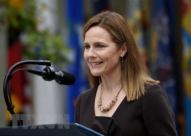 Bà Amy Coney Barrett được Tổng thống đề cử giữ cương vị Thẩm phán Tòa Tối cao Mỹ trong buổi lễ tại Washington DC., ngày 26/9/2020. (Ảnh: AFP/TTXVN)